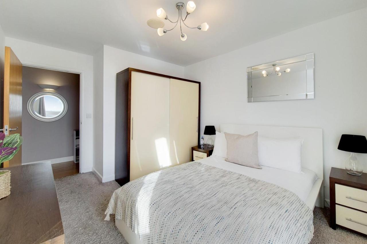 Deluxe Three Bedroom Apartment By London Excel Stays Kültér fotó