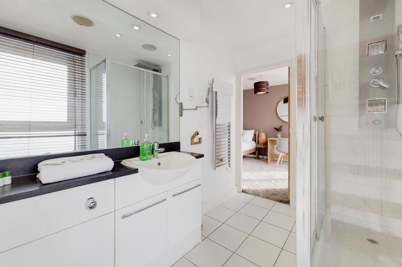 Deluxe Three Bedroom Apartment By London Excel Stays Kültér fotó