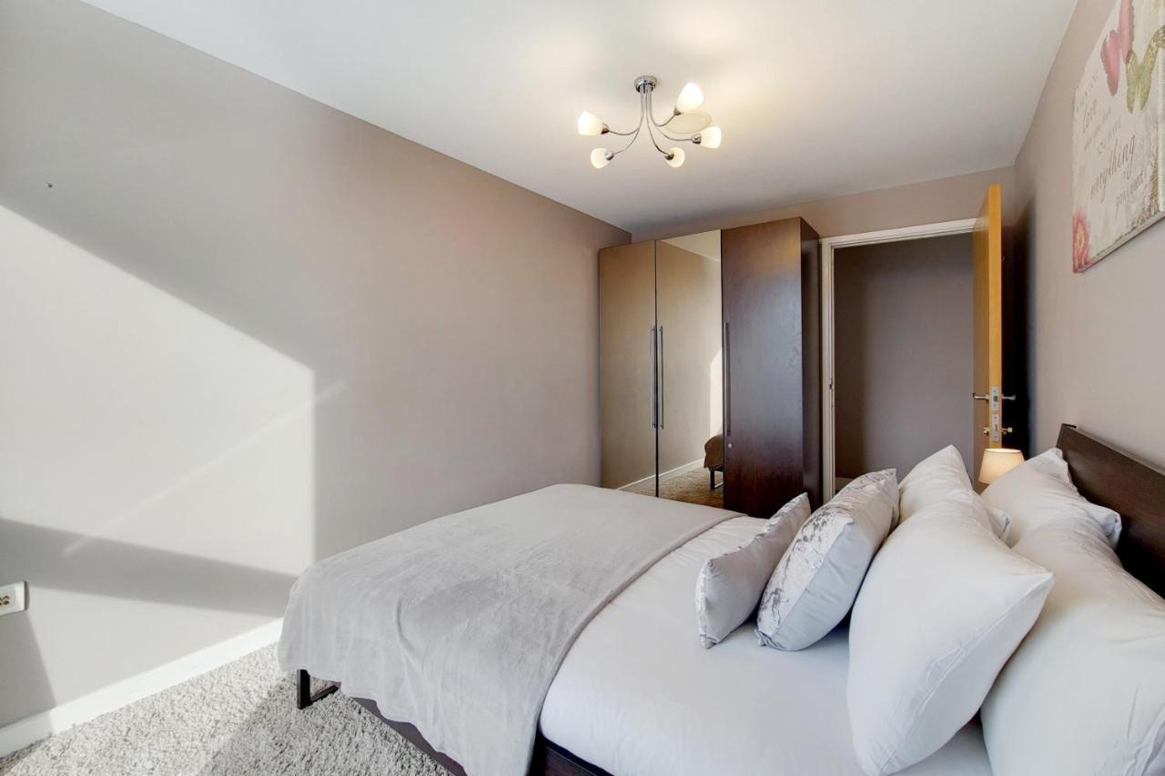 Deluxe Three Bedroom Apartment By London Excel Stays Kültér fotó