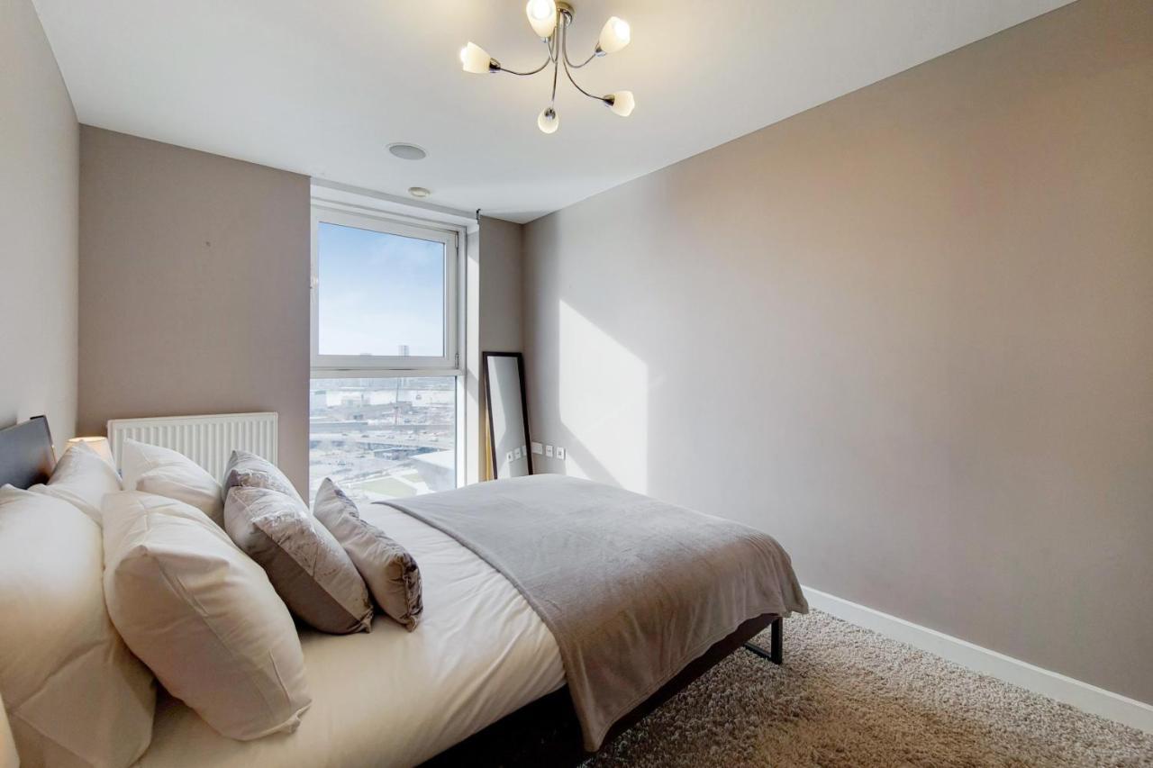 Deluxe Three Bedroom Apartment By London Excel Stays Kültér fotó
