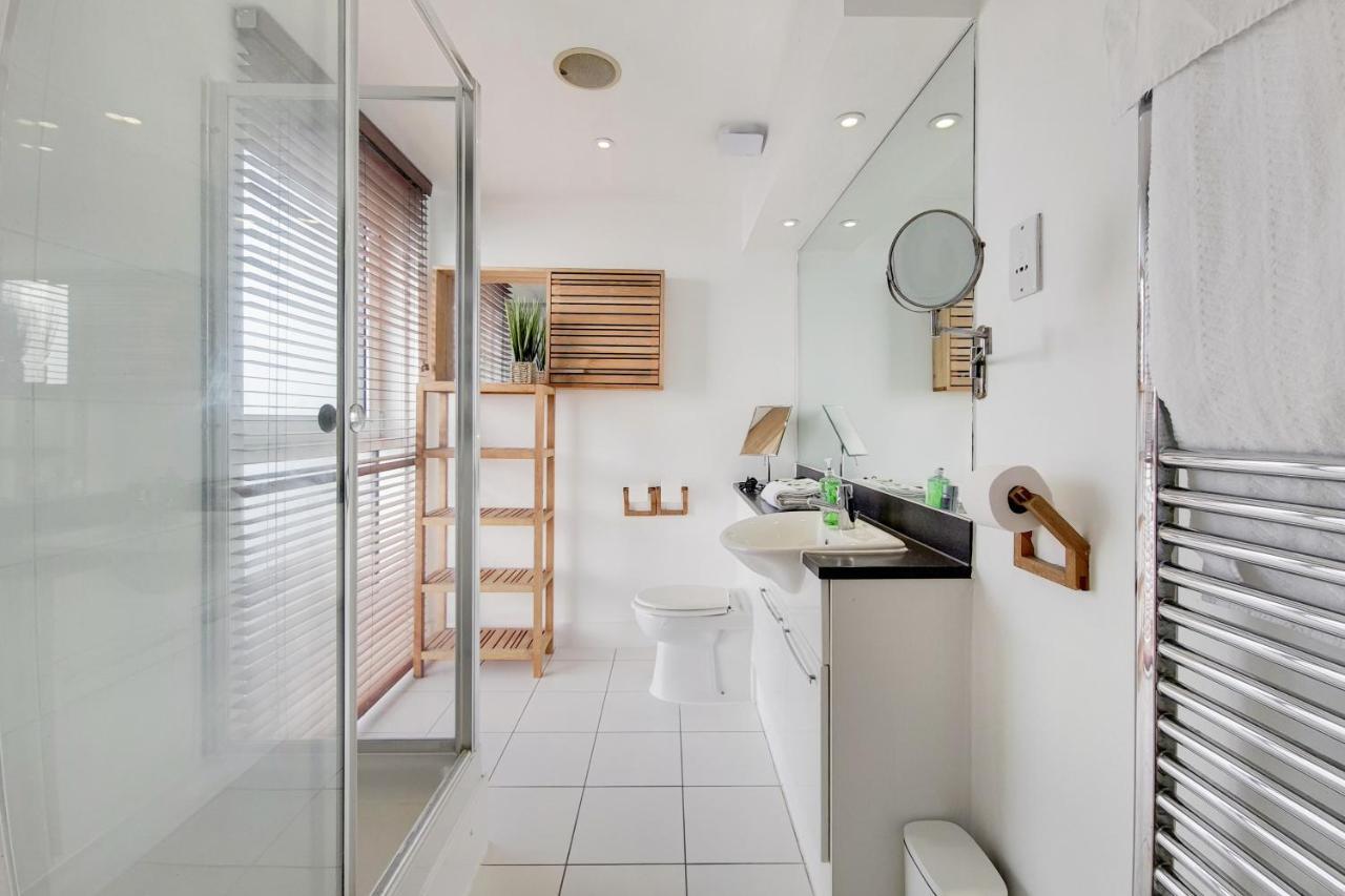 Deluxe Three Bedroom Apartment By London Excel Stays Kültér fotó